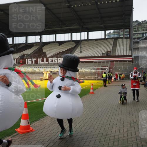 07.12.2025 - St. Pauli X-Mass-Run No. 15 Fabian Wolf http://msf.ph/oto/9423162 07.12.2025 11:57:44 Ziel 2228, 3444, 3452, 3480, 3847, 3852, 3993, 4125 meine-sportfotos.de