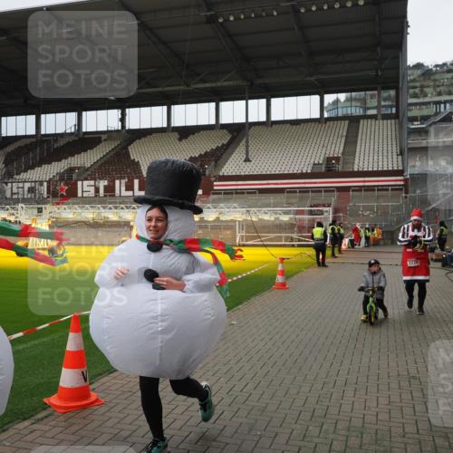 07.12.2025 - St. Pauli X-Mass-Run No. 15 Fabian Wolf http://msf.ph/oto/9423163 07.12.2025 11:57:45 Ziel 2228, 3444, 3452, 3480, 3847, 3852, 3993, 4125 meine-sportfotos.de