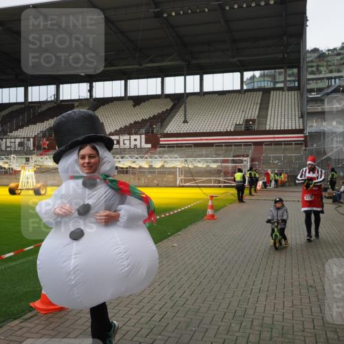07.12.2025 - St. Pauli X-Mass-Run No. 15 Fabian Wolf http://msf.ph/oto/9423164 07.12.2025 11:57:45 Ziel 2228, 3444, 3452, 3480, 3847, 3852, 3993, 4125 meine-sportfotos.de
