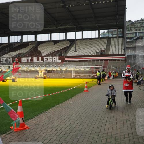 07.12.2025 - St. Pauli X-Mass-Run No. 15 Fabian Wolf http://msf.ph/oto/9423167 07.12.2025 11:57:45 Ziel 2228, 3444, 3452, 3480, 3847, 3852, 3993, 4125 meine-sportfotos.de