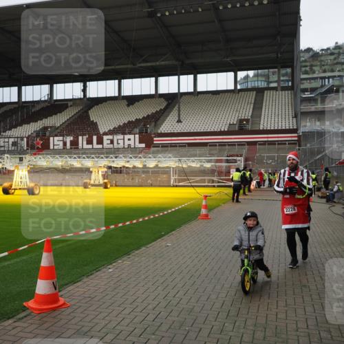 07.12.2025 - St. Pauli X-Mass-Run No. 15 Fabian Wolf http://msf.ph/oto/9423170 07.12.2025 11:57:46 Ziel 2228, 3444, 3452, 3480, 3847, 3852, 3993 meine-sportfotos.de