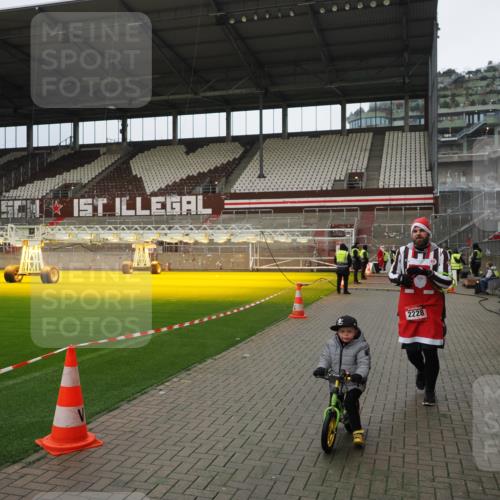 07.12.2025 - St. Pauli X-Mass-Run No. 15 Fabian Wolf http://msf.ph/oto/9423172 07.12.2025 11:57:47 Ziel 2228, 3444, 3452, 3480, 3847, 3852, 3993 meine-sportfotos.de