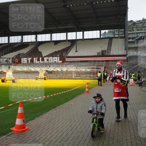 07.12.2025 - St. Pauli X-Mass-Run No. 15 Fabian Wolf http://msf.ph/oto/9423173 07.12.2025 11:57:47 Ziel 2228, 3444, 3452, 3480, 3847, 3852, 3993 meine-sportfotos.de
