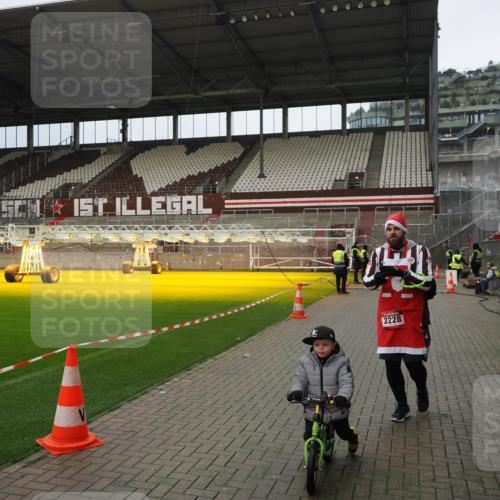 07.12.2025 - St. Pauli X-Mass-Run No. 15 Fabian Wolf http://msf.ph/oto/9423174 07.12.2025 11:57:47 Ziel 2228, 3444, 3452, 3480, 3847, 3852, 3993 meine-sportfotos.de