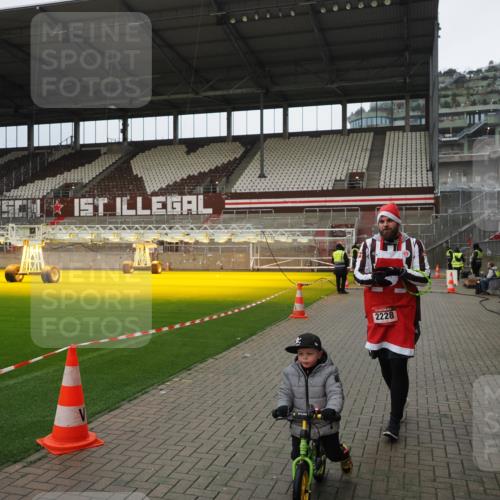 07.12.2025 - St. Pauli X-Mass-Run No. 15 Fabian Wolf http://msf.ph/oto/9423175 07.12.2025 11:57:47 Ziel 2228, 3444, 3452, 3480, 3847, 3852, 3993 meine-sportfotos.de