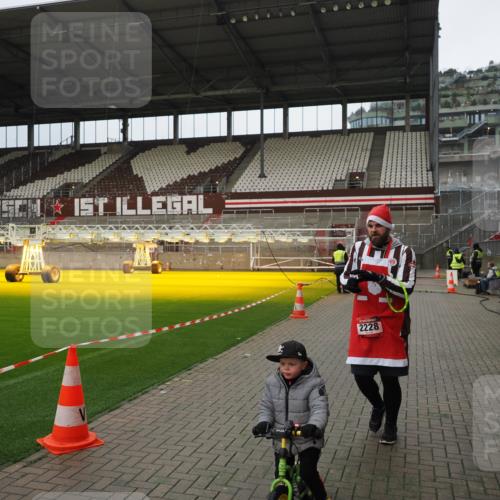 07.12.2025 - St. Pauli X-Mass-Run No. 15 Fabian Wolf http://msf.ph/oto/9423176 07.12.2025 11:57:48 Ziel 2228, 3444, 3452, 3480, 3847, 3852, 3993 meine-sportfotos.de