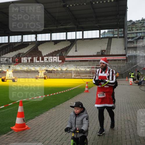 07.12.2025 - St. Pauli X-Mass-Run No. 15 Fabian Wolf http://msf.ph/oto/9423177 07.12.2025 11:57:48 Ziel 2228, 3444, 3452, 3480, 3847, 3852, 3993 meine-sportfotos.de
