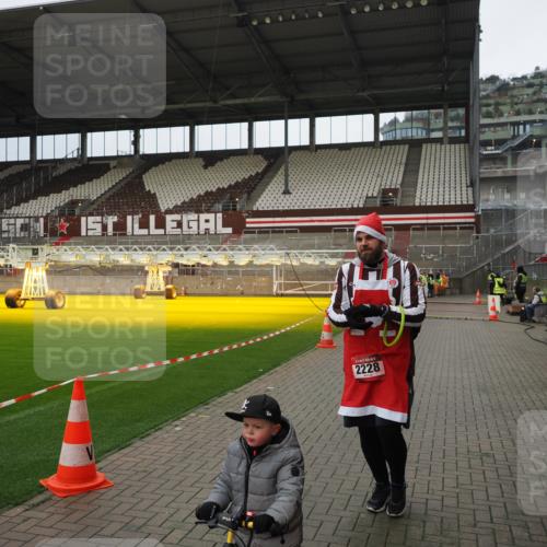 07.12.2025 - St. Pauli X-Mass-Run No. 15 Fabian Wolf http://msf.ph/oto/9423178 07.12.2025 11:57:48 Ziel 2228, 3444, 3452, 3480, 3847, 3852, 3993 meine-sportfotos.de