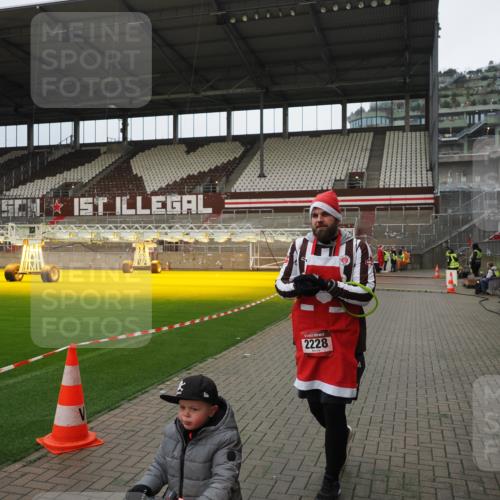 07.12.2025 - St. Pauli X-Mass-Run No. 15 Fabian Wolf http://msf.ph/oto/9423179 07.12.2025 11:57:48 Ziel 2228, 3444, 3452, 3480, 3847, 3852, 3993 meine-sportfotos.de