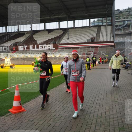 07.12.2025 - St. Pauli X-Mass-Run No. 15 Fabian Wolf http://msf.ph/oto/9423185 07.12.2025 11:58:09 Ziel 3801, 3817, 4218, 4240 meine-sportfotos.de