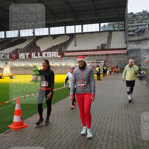 07.12.2025 - St. Pauli X-Mass-Run No. 15 Fabian Wolf http://msf.ph/oto/9423186 07.12.2025 11:58:09 Ziel 3801, 3817, 4218, 4240 meine-sportfotos.de