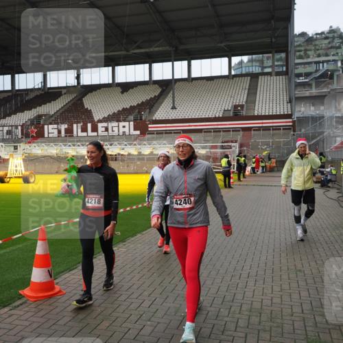 07.12.2025 - St. Pauli X-Mass-Run No. 15 Fabian Wolf http://msf.ph/oto/9423187 07.12.2025 11:58:10 Ziel 3801, 3817, 4218, 4240 meine-sportfotos.de
