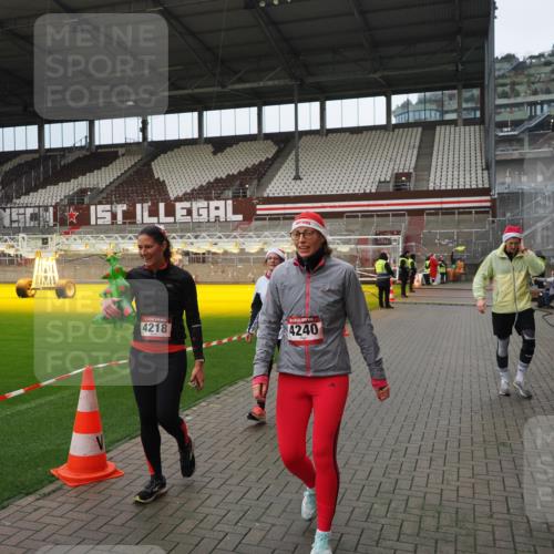 07.12.2025 - St. Pauli X-Mass-Run No. 15 Fabian Wolf http://msf.ph/oto/9423188 07.12.2025 11:58:10 Ziel 3801, 3817, 4218, 4240 meine-sportfotos.de