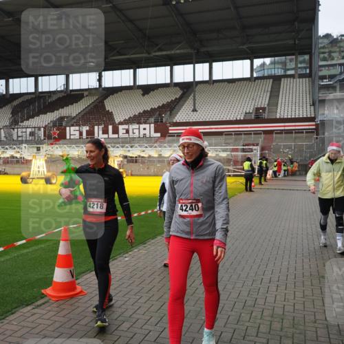 07.12.2025 - St. Pauli X-Mass-Run No. 15 Fabian Wolf http://msf.ph/oto/9423189 07.12.2025 11:58:10 Ziel 3801, 3817, 4218, 4240 meine-sportfotos.de