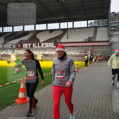 07.12.2025 - St. Pauli X-Mass-Run No. 15 Fabian Wolf http://msf.ph/oto/9423190 07.12.2025 11:58:10 Ziel 3801, 3817, 4218, 4240 meine-sportfotos.de
