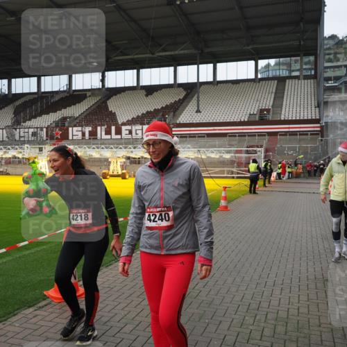 07.12.2025 - St. Pauli X-Mass-Run No. 15 Fabian Wolf http://msf.ph/oto/9423191 07.12.2025 11:58:10 Ziel 3801, 3817, 4218, 4240 meine-sportfotos.de