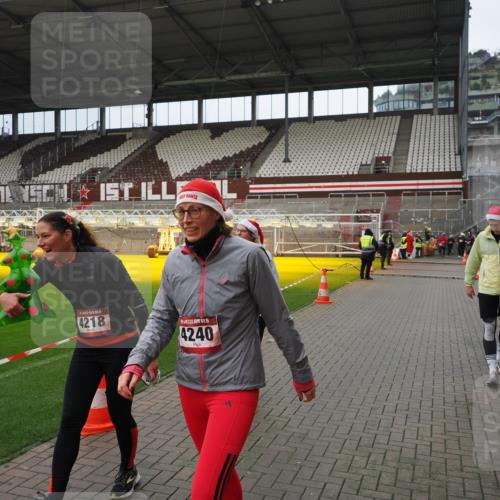 07.12.2025 - St. Pauli X-Mass-Run No. 15 Fabian Wolf http://msf.ph/oto/9423192 07.12.2025 11:58:11 Ziel 3801, 3817, 4218, 4240 meine-sportfotos.de