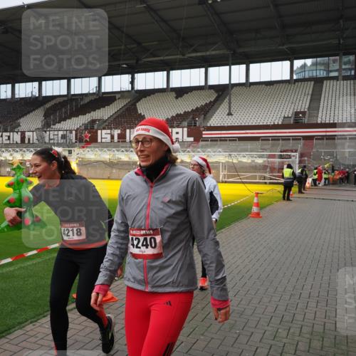 07.12.2025 - St. Pauli X-Mass-Run No. 15 Fabian Wolf http://msf.ph/oto/9423193 07.12.2025 11:58:11 Ziel 3801, 3817, 4218, 4240 meine-sportfotos.de