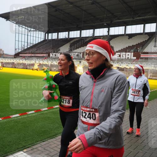 07.12.2025 - St. Pauli X-Mass-Run No. 15 Fabian Wolf http://msf.ph/oto/9423195 07.12.2025 11:58:11 Ziel 3801, 3817, 4218, 4240 meine-sportfotos.de