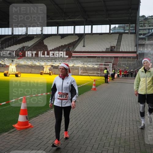 07.12.2025 - St. Pauli X-Mass-Run No. 15 Fabian Wolf http://msf.ph/oto/9423196 07.12.2025 11:58:12 Ziel 3801, 3817, 4218, 4240 meine-sportfotos.de
