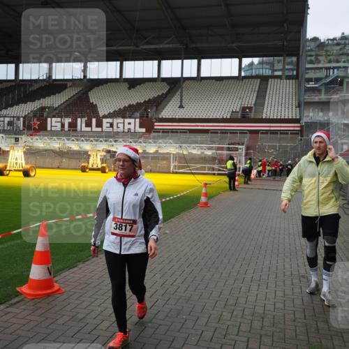 07.12.2025 - St. Pauli X-Mass-Run No. 15 Fabian Wolf http://msf.ph/oto/9423197 07.12.2025 11:58:12 Ziel 3801, 3817, 4218, 4240 meine-sportfotos.de