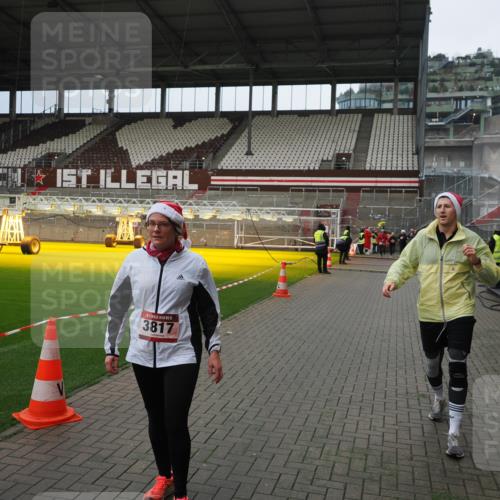 07.12.2025 - St. Pauli X-Mass-Run No. 15 Fabian Wolf http://msf.ph/oto/9423198 07.12.2025 11:58:12 Ziel 3801, 3817, 4218, 4240 meine-sportfotos.de
