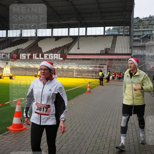 07.12.2025 - St. Pauli X-Mass-Run No. 15 Fabian Wolf http://msf.ph/oto/9423200 07.12.2025 11:58:13 Ziel 3801, 3817, 4218, 4240 meine-sportfotos.de
