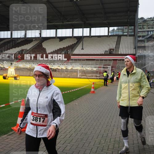07.12.2025 - St. Pauli X-Mass-Run No. 15 Fabian Wolf http://msf.ph/oto/9423201 07.12.2025 11:58:13 Ziel 3801, 3817, 4218, 4240 meine-sportfotos.de
