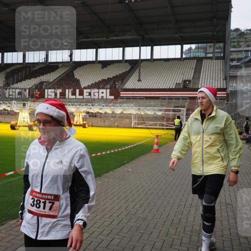07.12.2025 - St. Pauli X-Mass-Run No. 15 Fabian Wolf http://msf.ph/oto/9423202 07.12.2025 11:58:13 Ziel 3801, 3817, 4218, 4240 meine-sportfotos.de