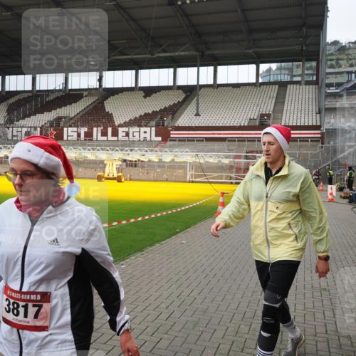 07.12.2025 - St. Pauli X-Mass-Run No. 15 Fabian Wolf http://msf.ph/oto/9423203 07.12.2025 11:58:13 Ziel 3801, 3817, 4218, 4240 meine-sportfotos.de
