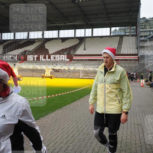 07.12.2025 - St. Pauli X-Mass-Run No. 15 Fabian Wolf http://msf.ph/oto/9423204 07.12.2025 11:58:13 Ziel 3801, 3817, 4218, 4240 meine-sportfotos.de