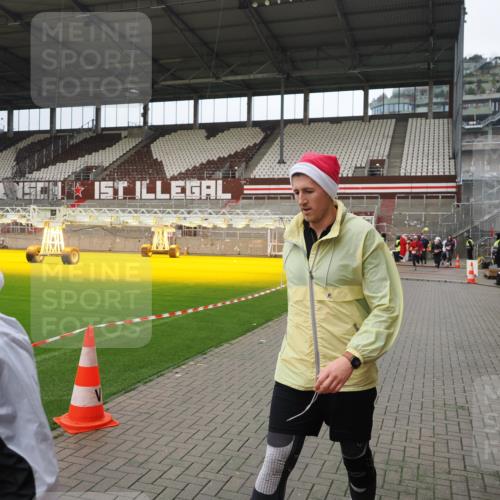07.12.2025 - St. Pauli X-Mass-Run No. 15 Fabian Wolf http://msf.ph/oto/9423205 07.12.2025 11:58:14 Ziel 3661, 3801, 3817, 4218, 4240 meine-sportfotos.de