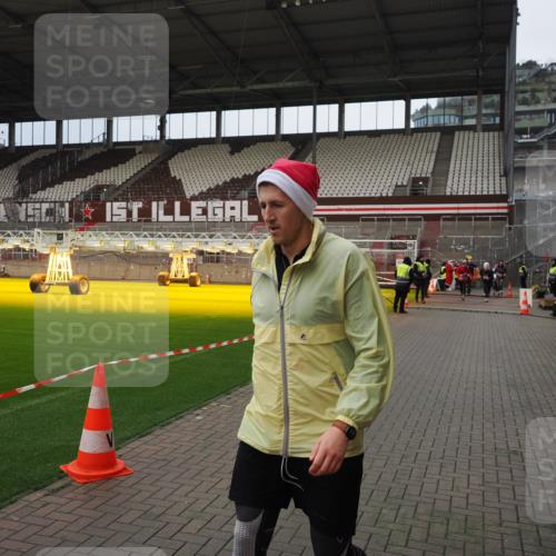 07.12.2025 - St. Pauli X-Mass-Run No. 15 Fabian Wolf http://msf.ph/oto/9423206 07.12.2025 11:58:14 Ziel 3661, 3801, 3817, 4218, 4240 meine-sportfotos.de