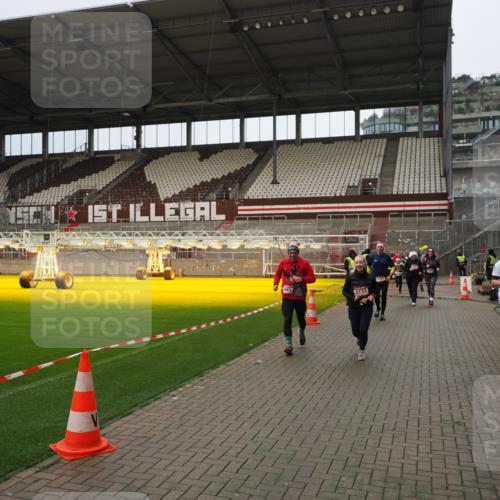 07.12.2025 - St. Pauli X-Mass-Run No. 15 Fabian Wolf http://msf.ph/oto/9423211 07.12.2025 11:58:20 Ziel 1151, 1909, 1914, 3150, 3457, 3661, 3817, 4057, 4721 meine-sportfotos.de