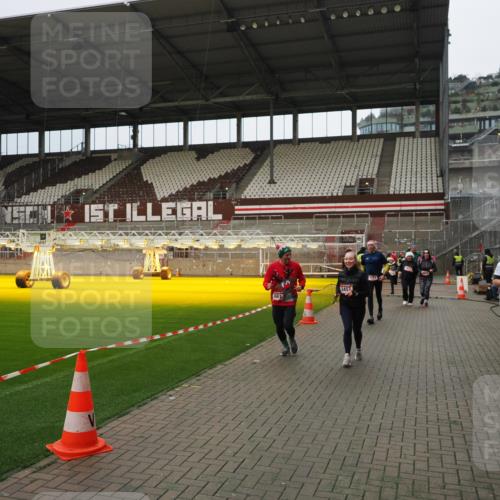07.12.2025 - St. Pauli X-Mass-Run No. 15 Fabian Wolf http://msf.ph/oto/9423212 07.12.2025 11:58:20 Ziel 1151, 1909, 1914, 3150, 3457, 3661, 3817, 4057, 4721 meine-sportfotos.de