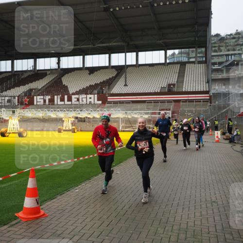 07.12.2025 - St. Pauli X-Mass-Run No. 15 Fabian Wolf http://msf.ph/oto/9423215 07.12.2025 11:58:22 Ziel 1151, 1909, 1914, 3150, 3457, 3661, 4057, 4721 meine-sportfotos.de