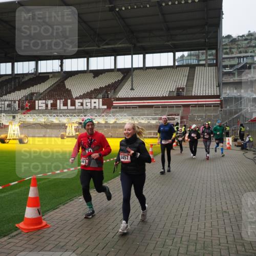 07.12.2025 - St. Pauli X-Mass-Run No. 15 Fabian Wolf http://msf.ph/oto/9423217 07.12.2025 11:58:22 Ziel 1151, 1909, 1914, 3150, 3457, 3661, 4057, 4721 meine-sportfotos.de