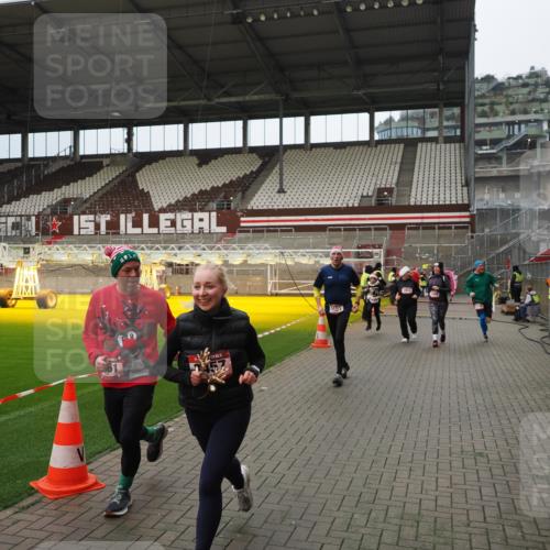 07.12.2025 - St. Pauli X-Mass-Run No. 15 Fabian Wolf http://msf.ph/oto/9423219 07.12.2025 11:58:22 Ziel 1151, 1909, 1914, 3150, 3457, 3661, 4057, 4721 meine-sportfotos.de