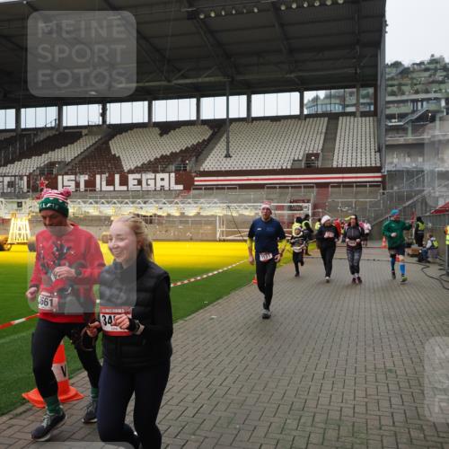 07.12.2025 - St. Pauli X-Mass-Run No. 15 Fabian Wolf http://msf.ph/oto/9423220 07.12.2025 11:58:23 Ziel 1151, 1909, 1914, 3150, 3457, 3661, 4057, 4721 meine-sportfotos.de