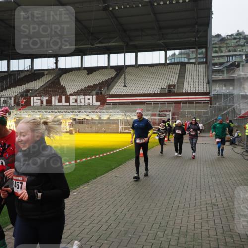 07.12.2025 - St. Pauli X-Mass-Run No. 15 Fabian Wolf http://msf.ph/oto/9423221 07.12.2025 11:58:23 Ziel 1151, 1909, 1914, 3150, 3457, 3661, 4057, 4721 meine-sportfotos.de