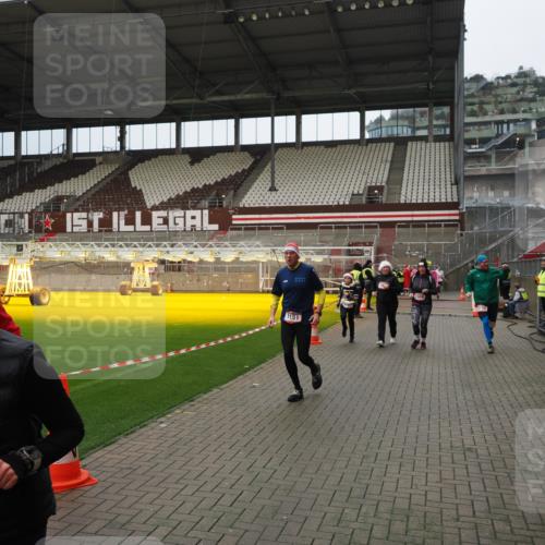 07.12.2025 - St. Pauli X-Mass-Run No. 15 Fabian Wolf http://msf.ph/oto/9423222 07.12.2025 11:58:23 Ziel 1151, 1909, 1914, 3150, 3457, 3661, 4057, 4721 meine-sportfotos.de