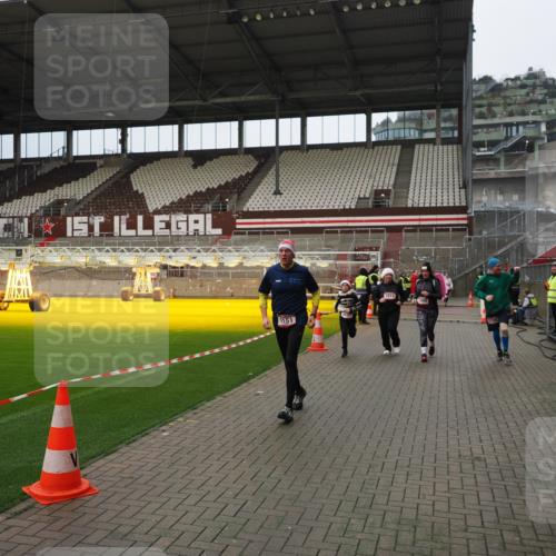 07.12.2025 - St. Pauli X-Mass-Run No. 15 Fabian Wolf http://msf.ph/oto/9423223 07.12.2025 11:58:23 Ziel 1151, 1909, 1914, 3150, 3457, 3661, 4057, 4721 meine-sportfotos.de