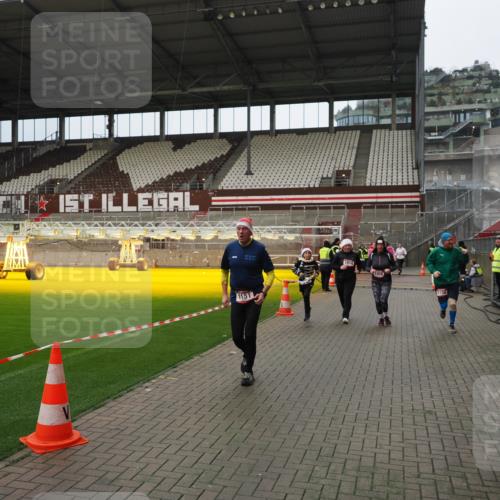 07.12.2025 - St. Pauli X-Mass-Run No. 15 Fabian Wolf http://msf.ph/oto/9423224 07.12.2025 11:58:23 Ziel 1151, 1909, 1914, 3150, 3457, 3661, 4057, 4721 meine-sportfotos.de