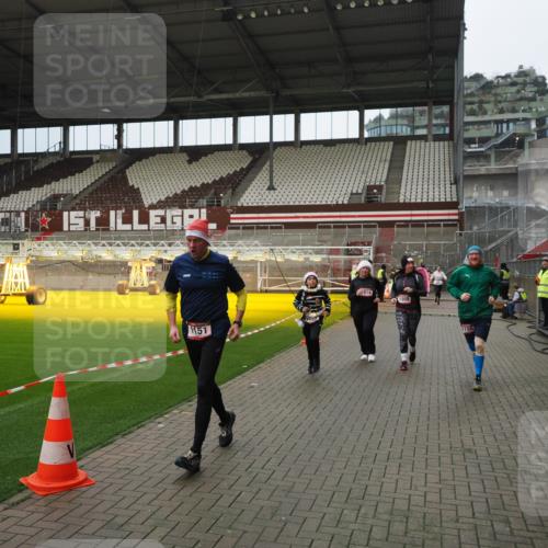 07.12.2025 - St. Pauli X-Mass-Run No. 15 Fabian Wolf http://msf.ph/oto/9423225 07.12.2025 11:58:24 Ziel 1151, 1909, 1914, 3150, 3457, 3661, 4057, 4721 meine-sportfotos.de