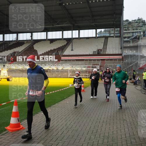 07.12.2025 - St. Pauli X-Mass-Run No. 15 Fabian Wolf http://msf.ph/oto/9423227 07.12.2025 11:58:24 Ziel 1151, 1909, 1914, 3150, 3457, 3661, 4057, 4721 meine-sportfotos.de