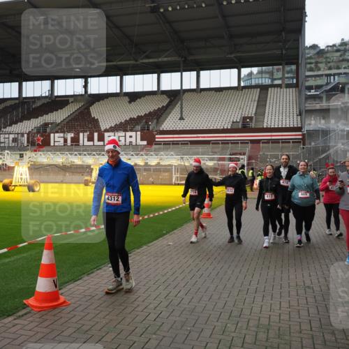 07.12.2025 - St. Pauli X-Mass-Run No. 15 Fabian Wolf http://msf.ph/oto/9423287 07.12.2025 11:58:51 Ziel 409, 413, 415, 419, 589, 1777, 3192, 3533, 4312, 4505 meine-sportfotos.de