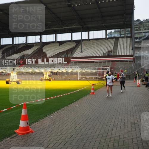 07.12.2025 - St. Pauli X-Mass-Run No. 15 Fabian Wolf http://msf.ph/oto/9423318 07.12.2025 11:59:04 Ziel 1777, 4733, 4749 meine-sportfotos.de