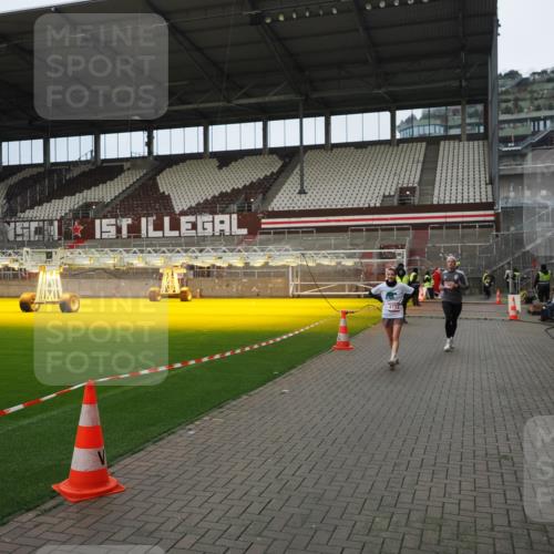 07.12.2025 - St. Pauli X-Mass-Run No. 15 Fabian Wolf http://msf.ph/oto/9423320 07.12.2025 11:59:04 Ziel 1777, 4733, 4749 meine-sportfotos.de