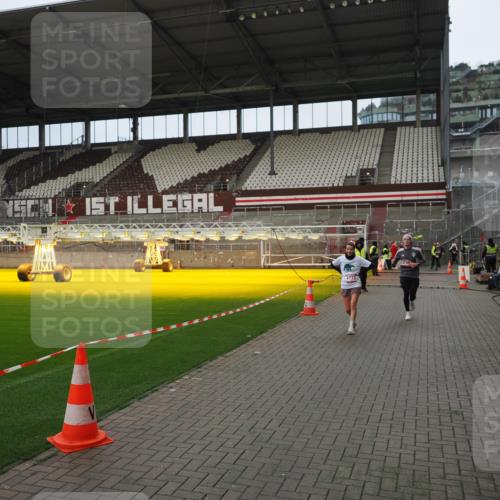 07.12.2025 - St. Pauli X-Mass-Run No. 15 Fabian Wolf http://msf.ph/oto/9423321 07.12.2025 11:59:04 Ziel 1777, 4733, 4749 meine-sportfotos.de