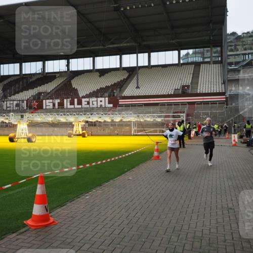 07.12.2025 - St. Pauli X-Mass-Run No. 15 Fabian Wolf http://msf.ph/oto/9423322 07.12.2025 11:59:05 Ziel 1777, 4733, 4749 meine-sportfotos.de
